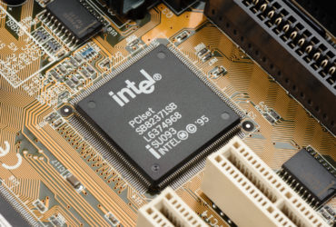 Intel выпустила чип для майнинга биткойнов второго поколения